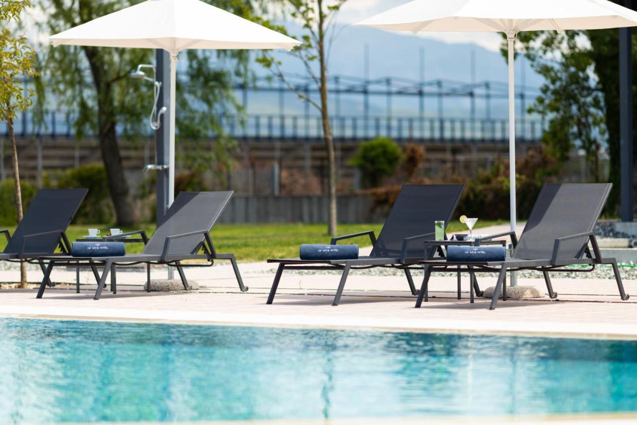 The Lake Hotel Ioánina Exterior foto The swimming pool at the hotel