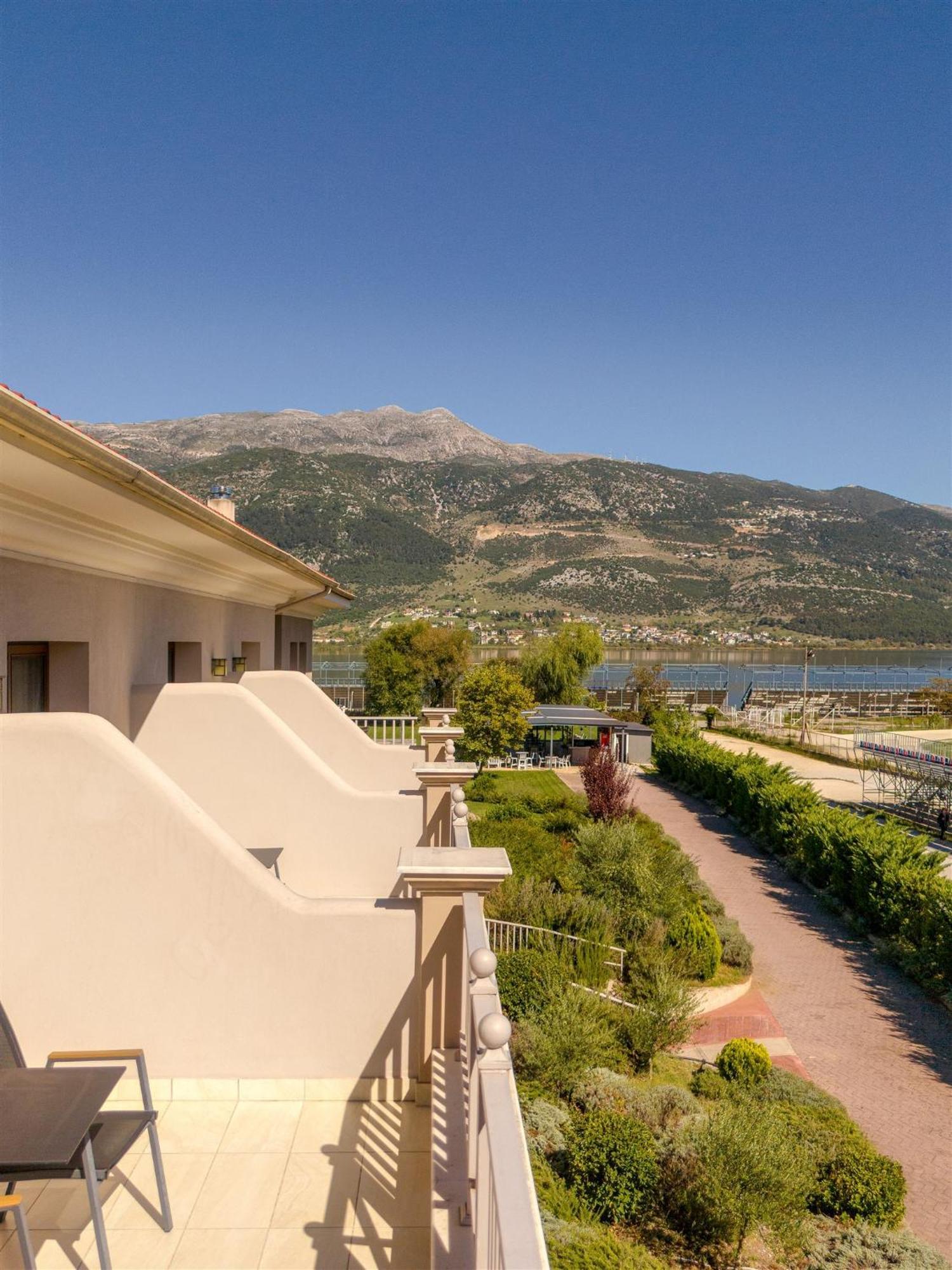 The Lake Hotel Ioánina Exterior foto View of the hotel