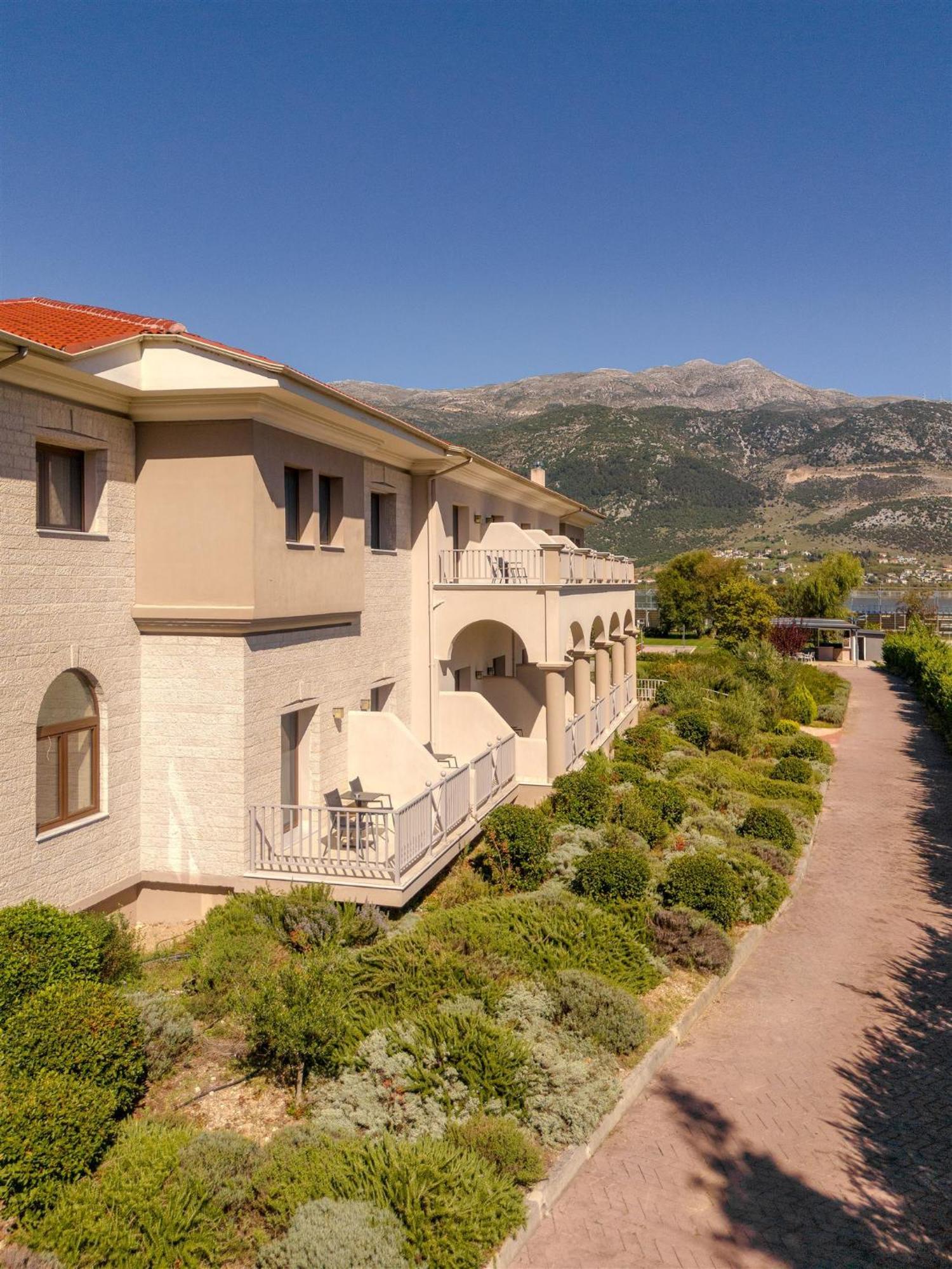 The Lake Hotel Ioánina Exterior foto The hotel
