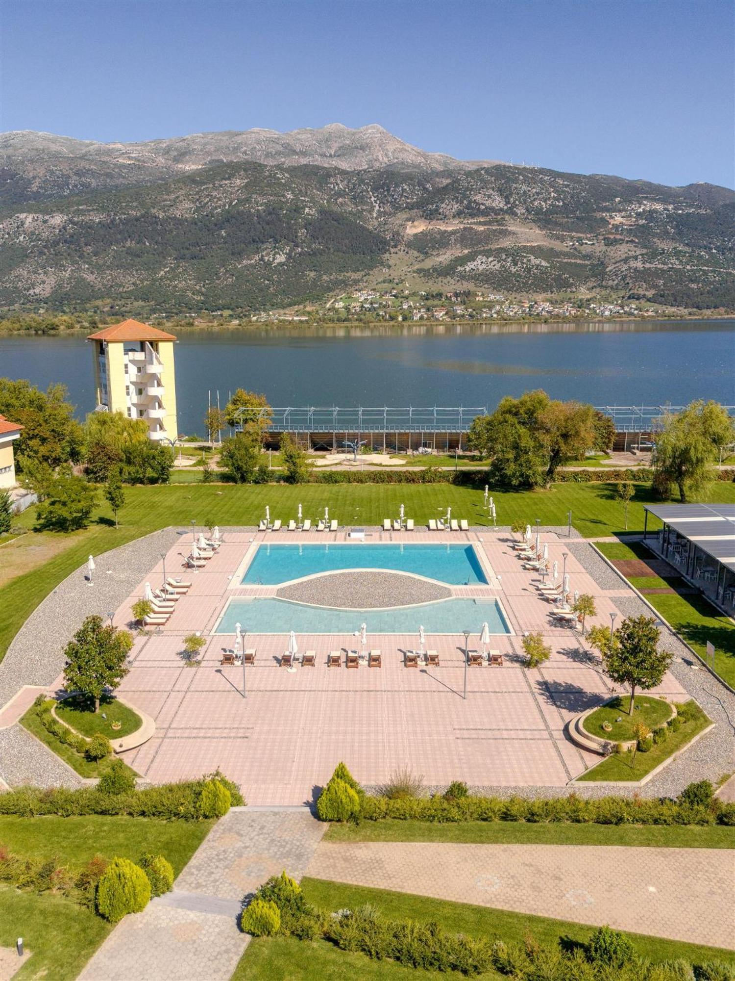 The Lake Hotel Ioánina Exterior foto The swimming pool of the hotel