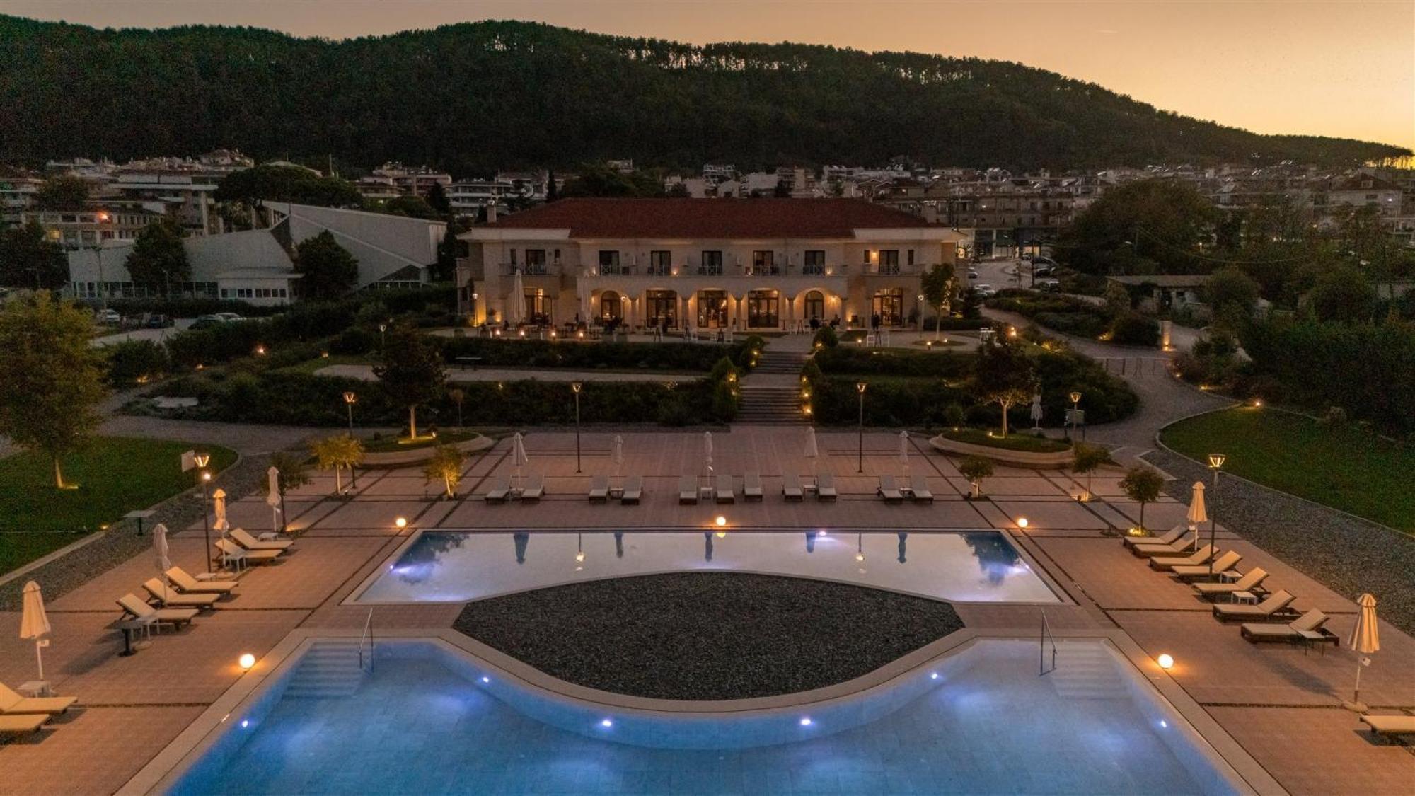 The Lake Hotel Ioánina Exterior foto The hotel at night
