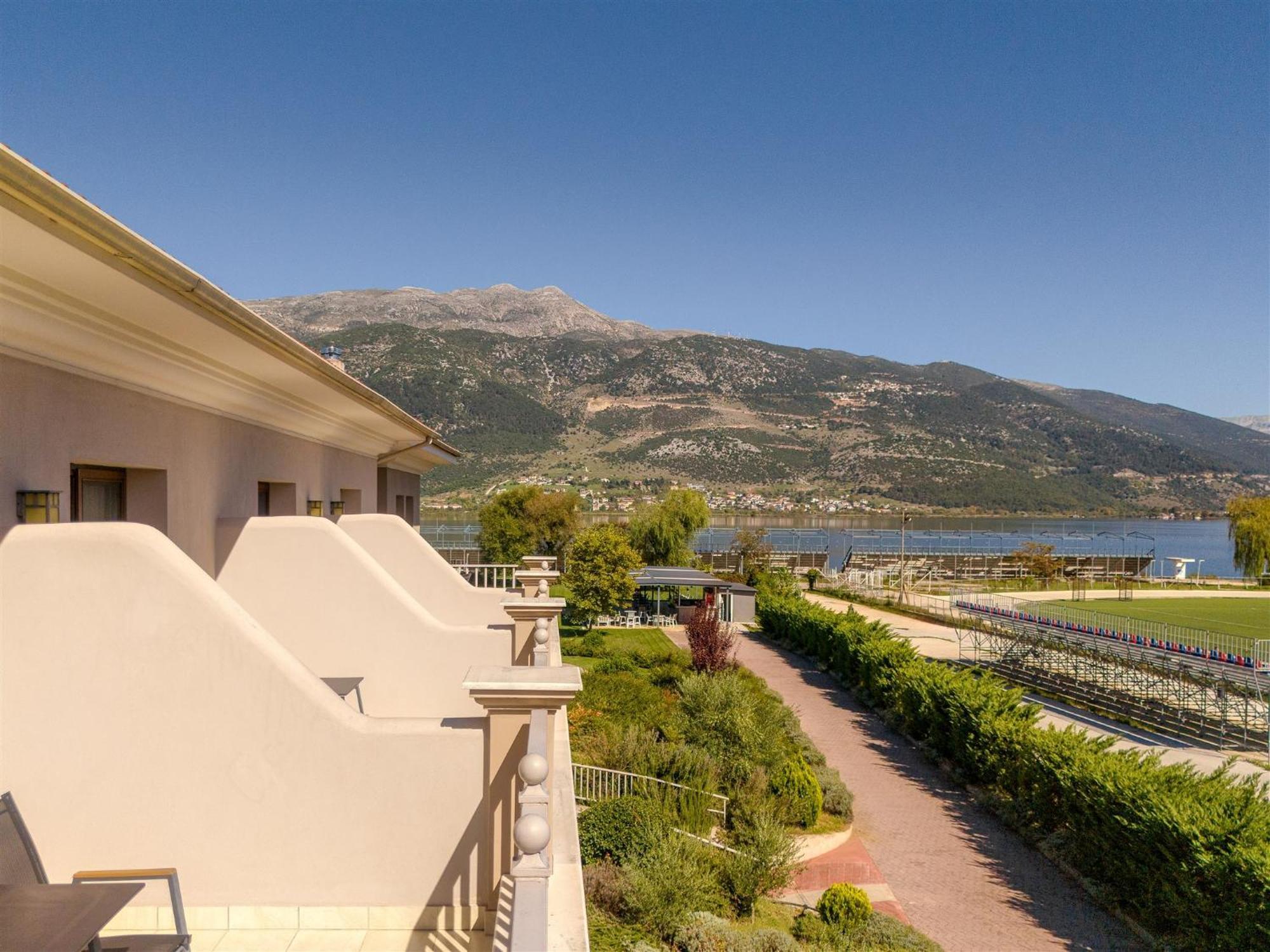 The Lake Hotel Ioánina Exterior foto View of the hotel