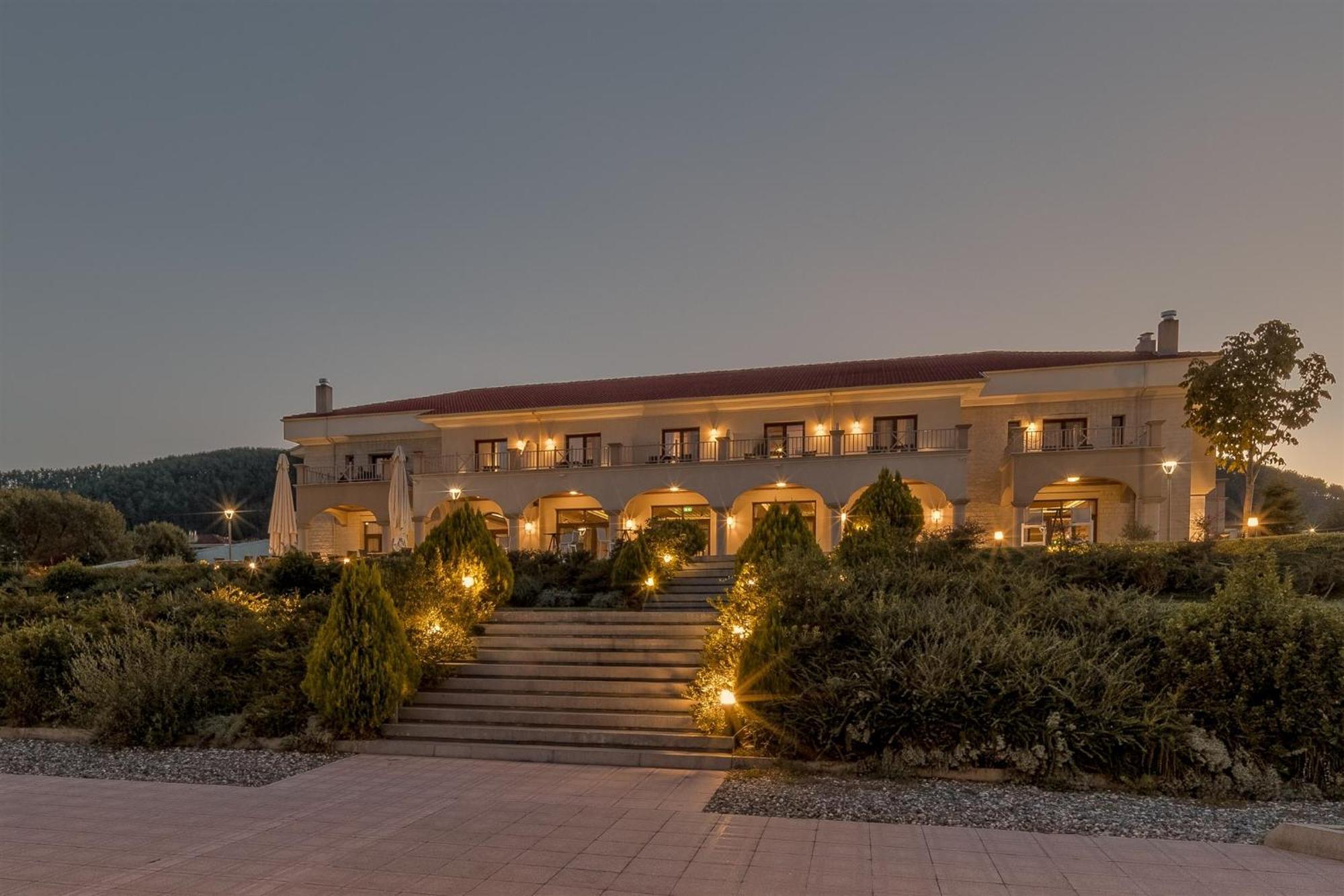 The Lake Hotel Ioánina Exterior foto The main building of the hotel