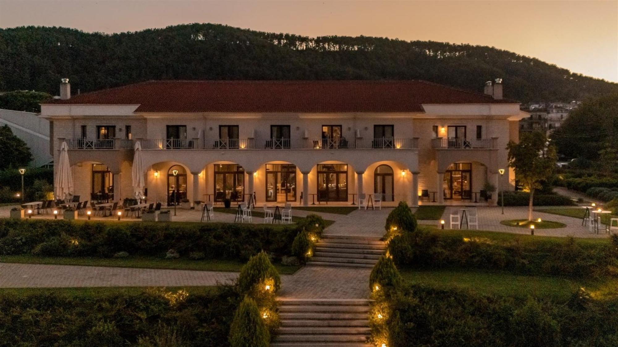 The Lake Hotel Ioánina Exterior foto The hotel at night