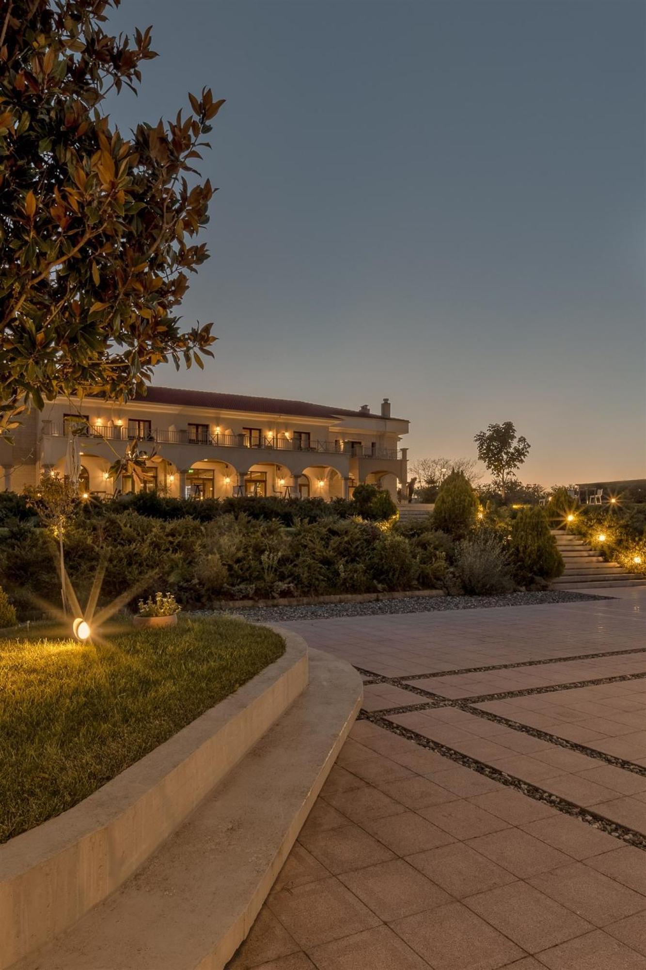 The Lake Hotel Ioánina Exterior foto The hotel at night