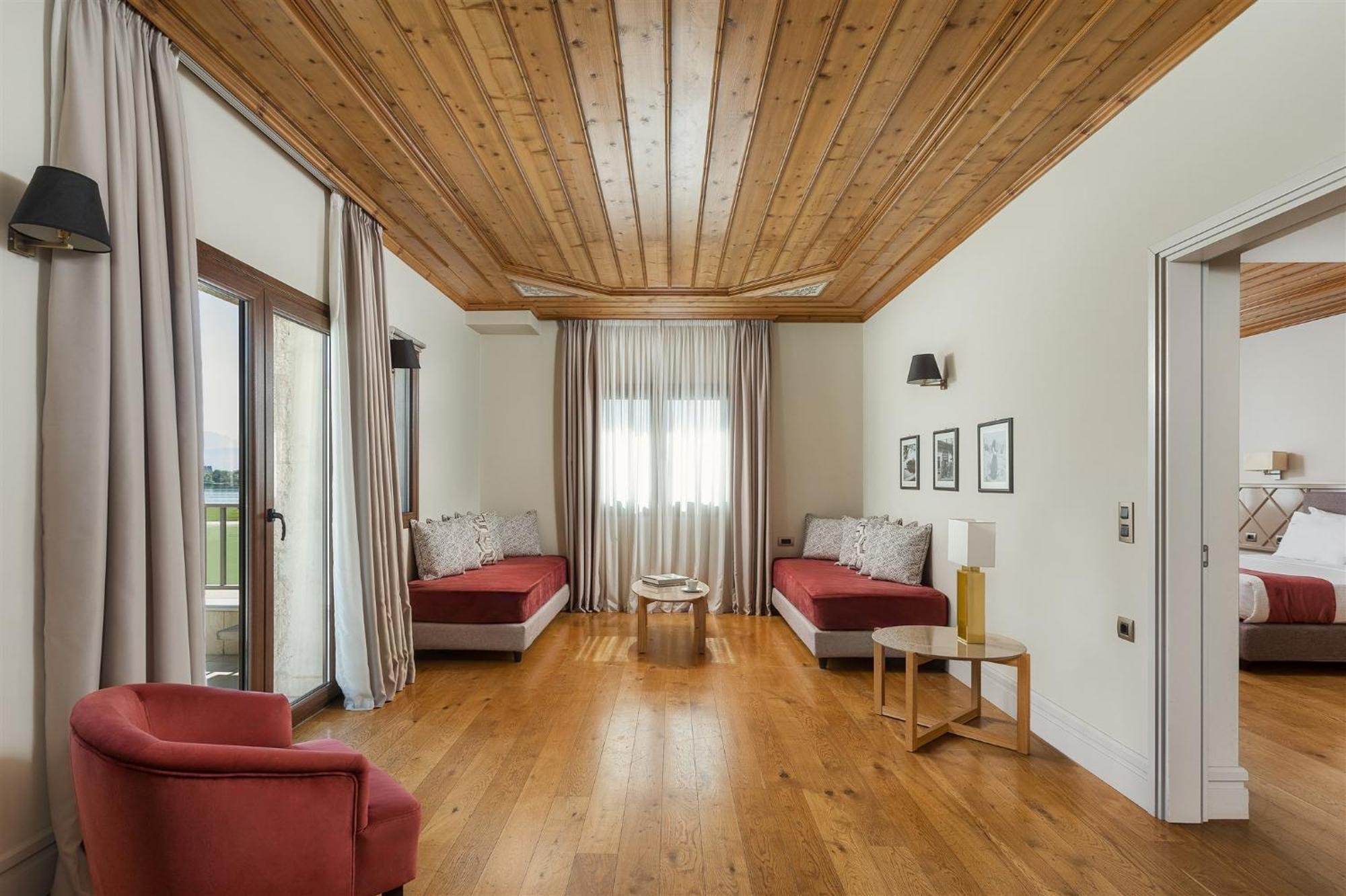 The Lake Hotel Ioánina Exterior foto Interior of a suite at the hotel