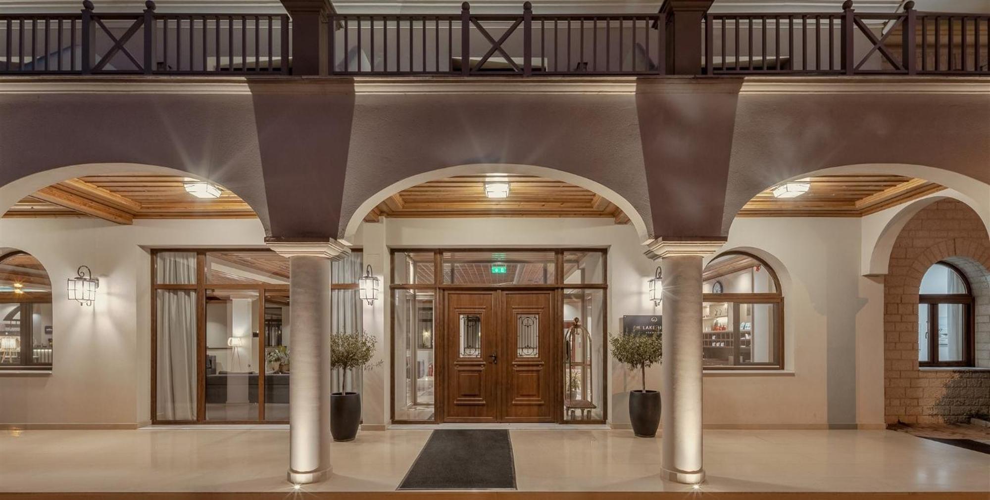 The Lake Hotel Ioánina Exterior foto Entrance to the hotel