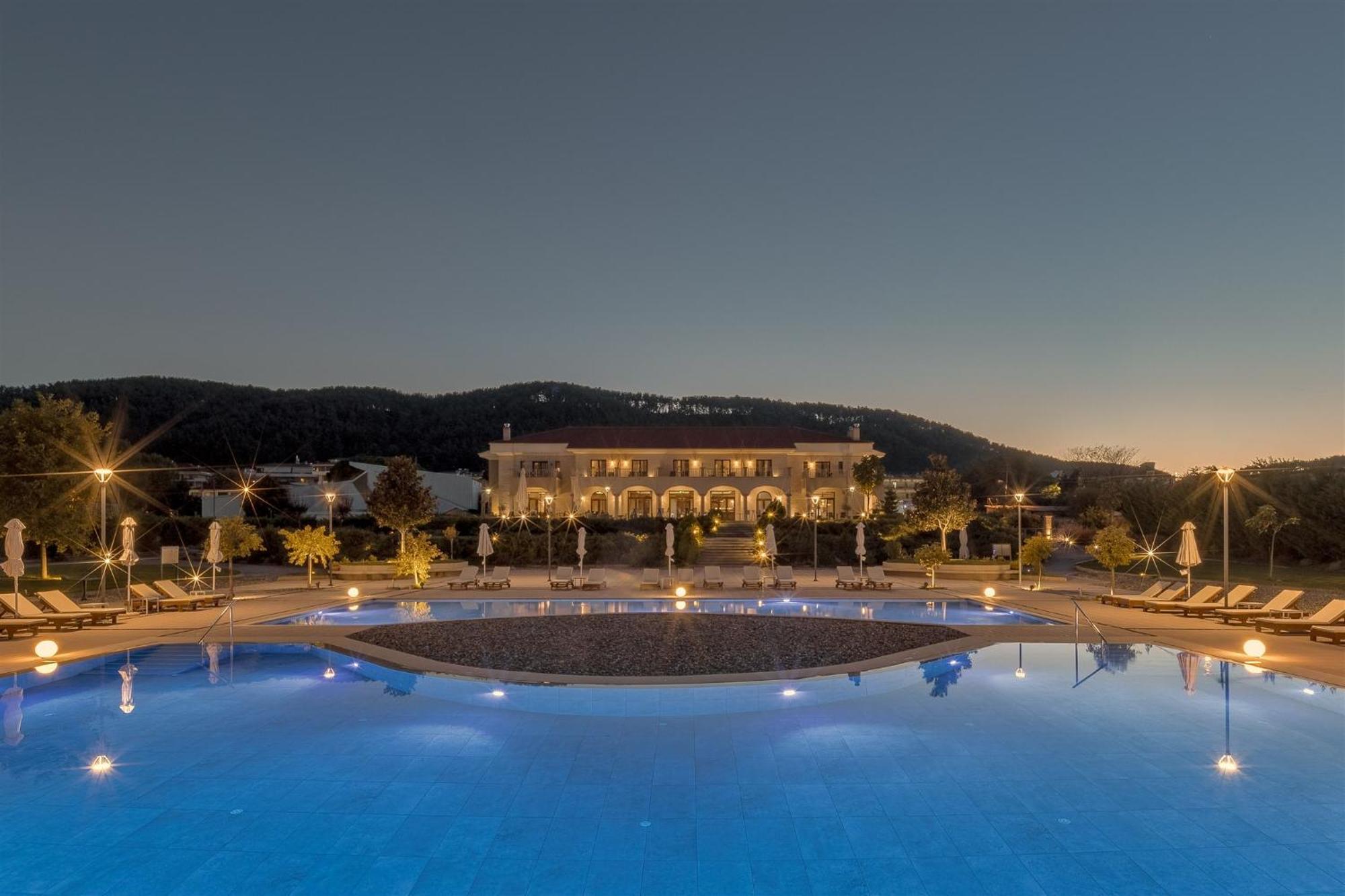 The Lake Hotel Ioánina Exterior foto The resort at night