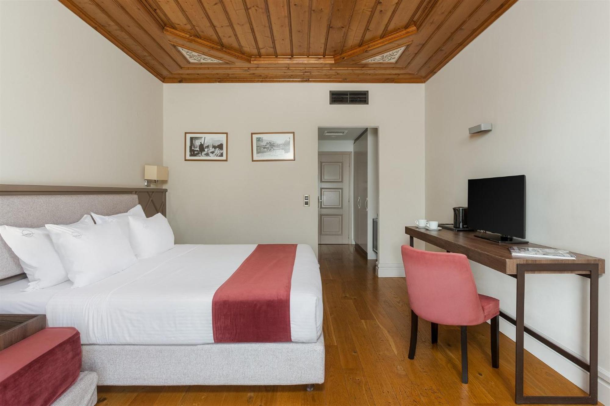 The Lake Hotel Ioánina Exterior foto A room at the hotel