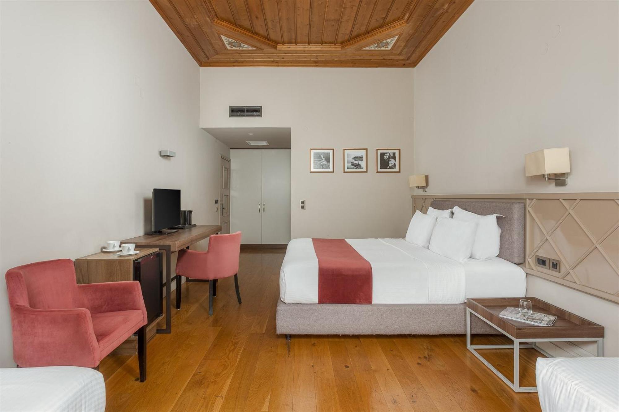 The Lake Hotel Ioánina Exterior foto A room at the hotel