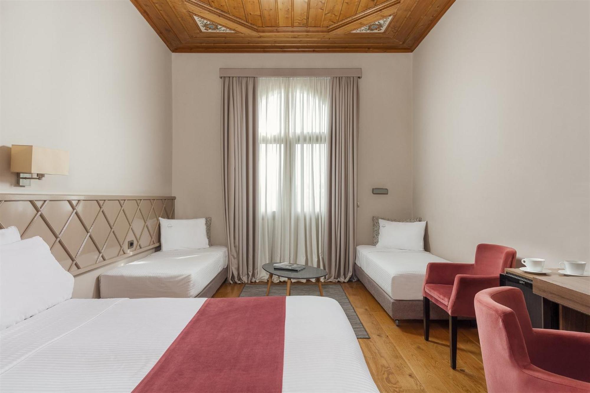 The Lake Hotel Ioánina Exterior foto A room at the hotel