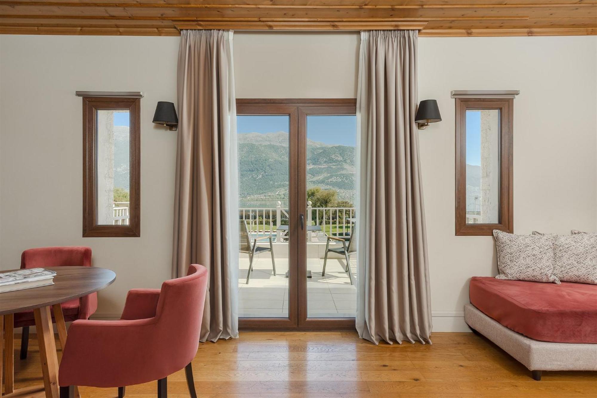 The Lake Hotel Ioánina Exterior foto Curtains in a living room
