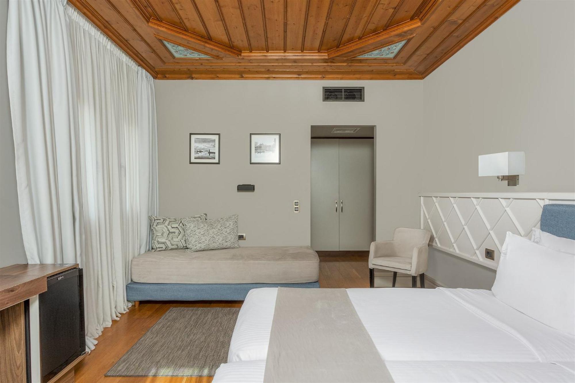 The Lake Hotel Ioánina Exterior foto A room at the hotel